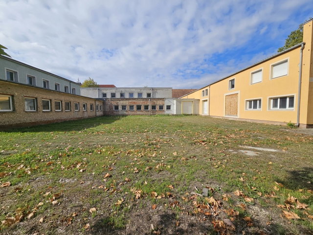 Eladó ipari ingatlan, Pápán 585.6 M Ft / költözzbe.hu