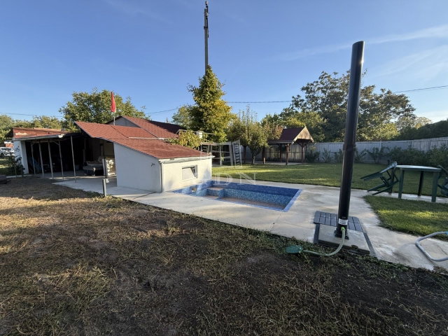 Eladó nyaraló, Székesfehérvárott 19.99 M Ft, 1 szobás