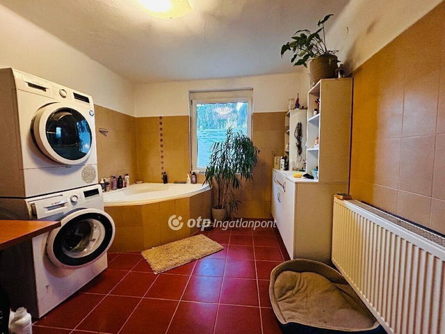 Eladó családi ház, Pakson 95 M Ft, 3 szobás