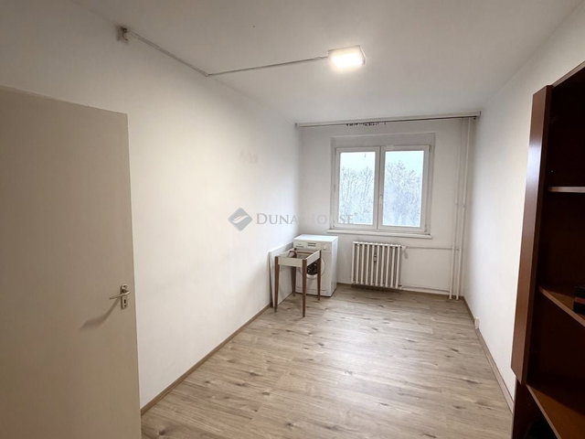 Eladó panellakás, Szegeden 64.5 M Ft, 3 szobás