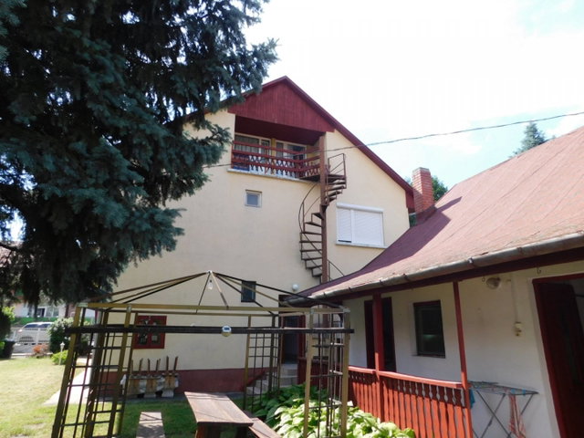 Eladó családi ház, Zalakaroson 85 M Ft, 12 szobás