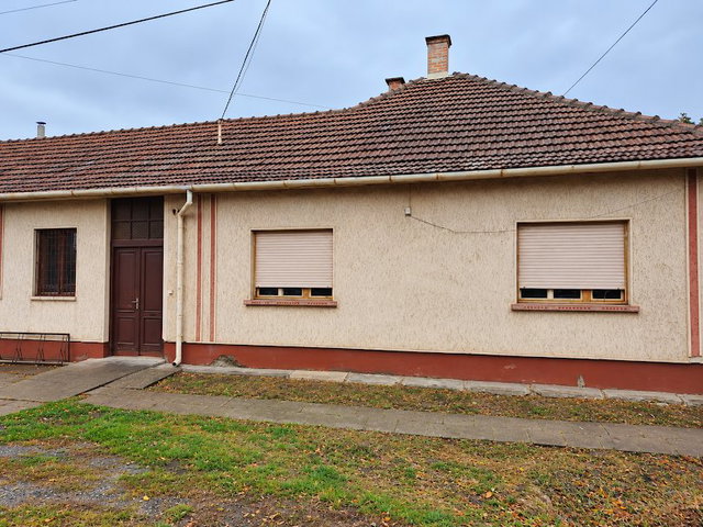 Eladó családi ház, Békésen, Petőfi Sándor utcában 28.5 M Ft