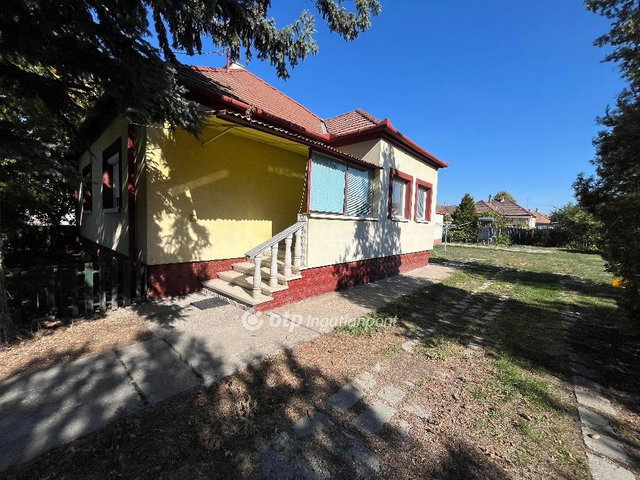 Eladó családi ház, Mosonmagyaróváron 74.9 M Ft, 2 szobás