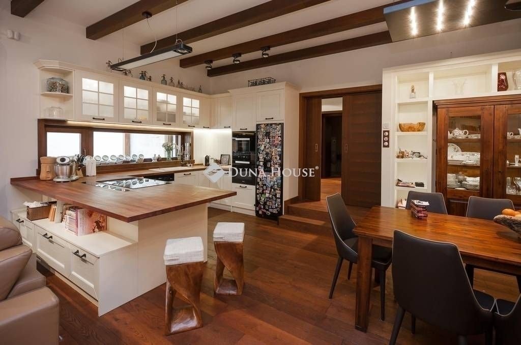 4 bed · 220m² · 275.000.000 ft