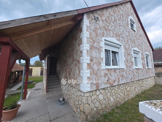 Eladó családi ház, Devecseren 58.99 M Ft, 3+1 szobás