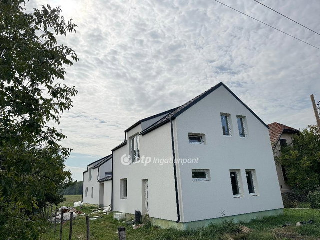 Eladó ikerház, Szigetszentmártonban 88.9 M Ft, 5 szobás