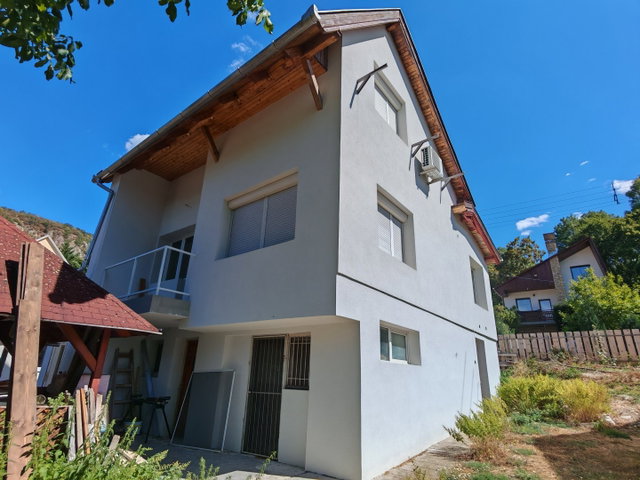 Eladó családi ház, Kesztölcön, Kígyó utcában 72 M Ft