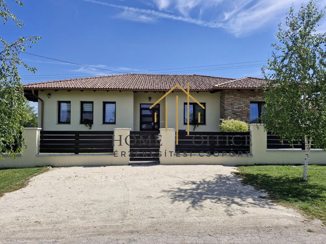 Eladó családi ház, Mezőfalván 184 M Ft, 4 szobás