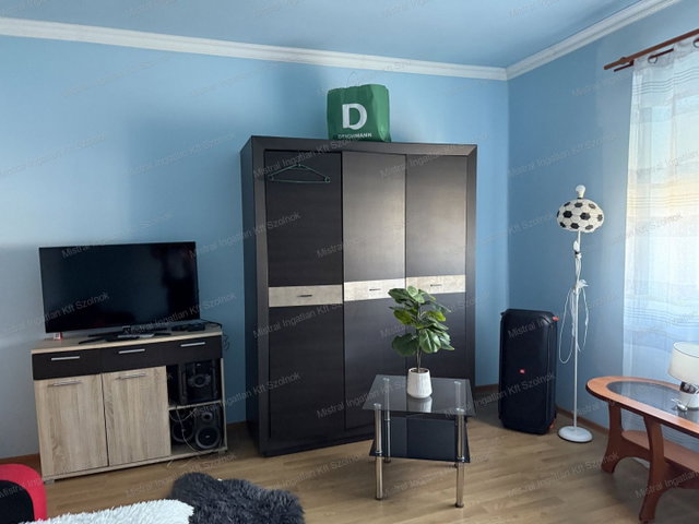 Eladó családi ház, Törökszentmiklóson 27.99 M Ft, 2 szobás