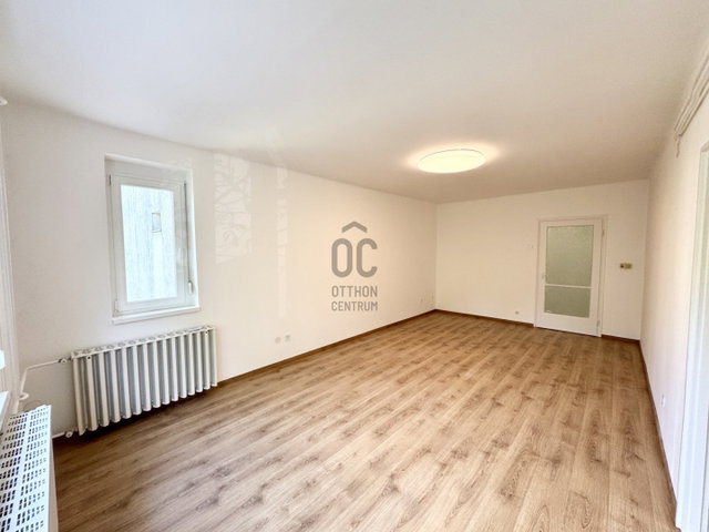 Eladó téglalakás, Szekszárdon, Székely Bertalan utcában