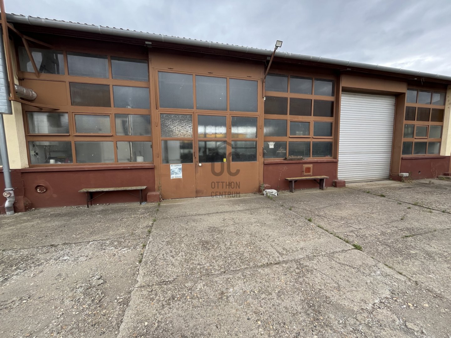 209m² · 300.000 ft