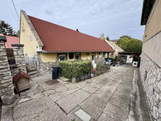 Eladó családi ház, Móron 29.9 M Ft, 2 szobás