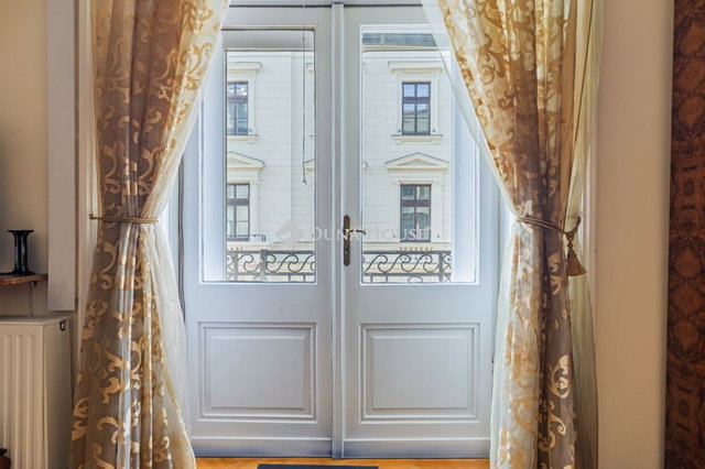 Eladó téglalakás, Budapesten, V. kerületben, Dorottya utcában