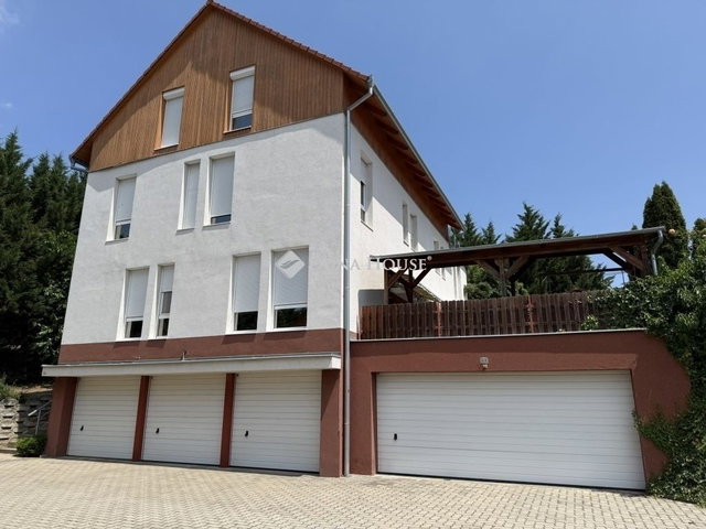 Eladó téglalakás, Pécsett 114.9 M Ft, 4 szobás