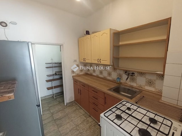 Eladó családi ház, Táton 55 M Ft, 2 szobás