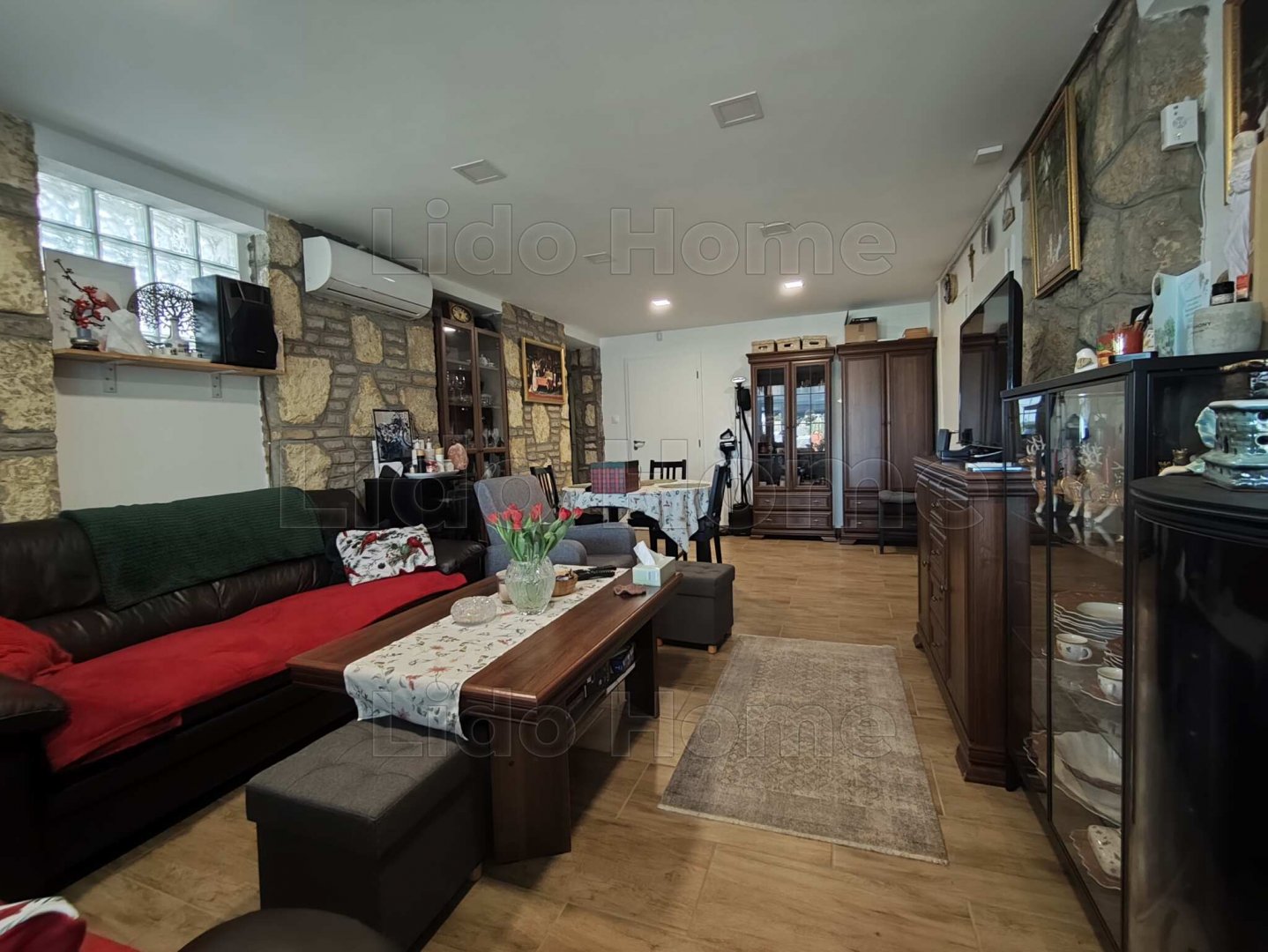 6 bed · 180m² · 164.900.000 ft