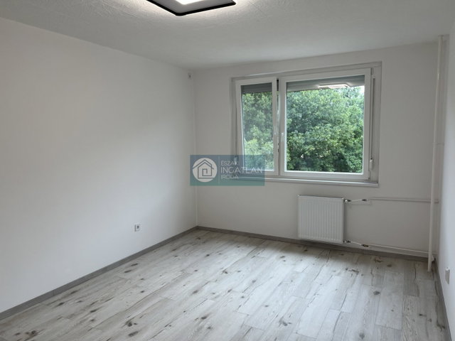 Eladó panellakás, Ózdon 17.5 M Ft, 2 szobás