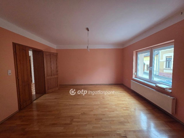 Eladó családi ház, Pápán 79.8 M Ft, 3 szobás