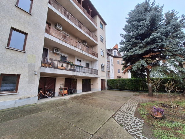 Eladó téglalakás, Szegeden, Nemestakács utcában 65 M Ft