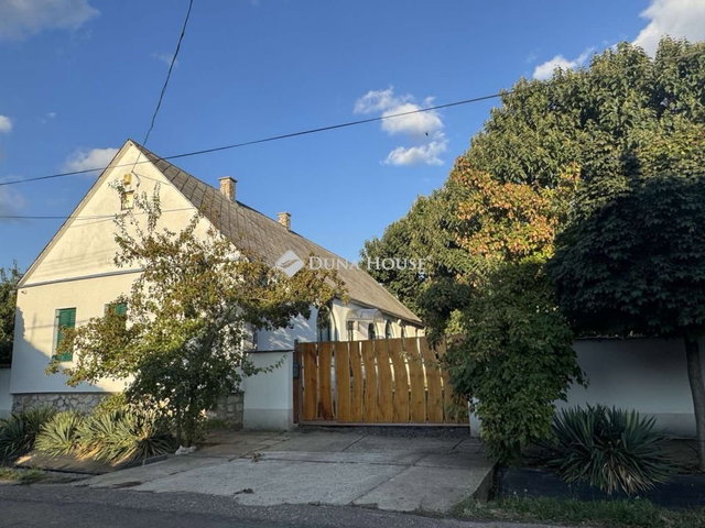 Eladó családi ház, Garén 48.99 M Ft, 3 szobás