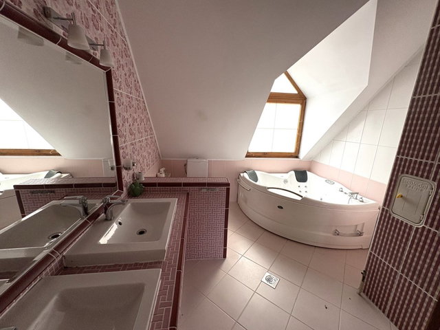 Eladó családi ház, Esztergomban 199.9 M Ft, 6 szobás