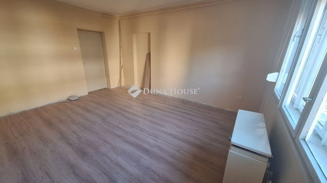 Eladó téglalakás, Dunaújvárosban 20 M Ft, 2 szobás