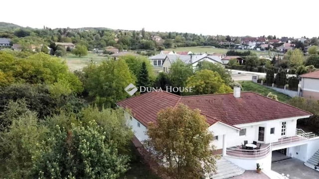 Eladó családi ház, Esztergomban 167 M Ft, 8 szobás