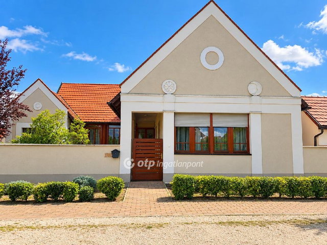 Eladó családi ház, Devecseren 84.9 M Ft, 4+1 szobás
