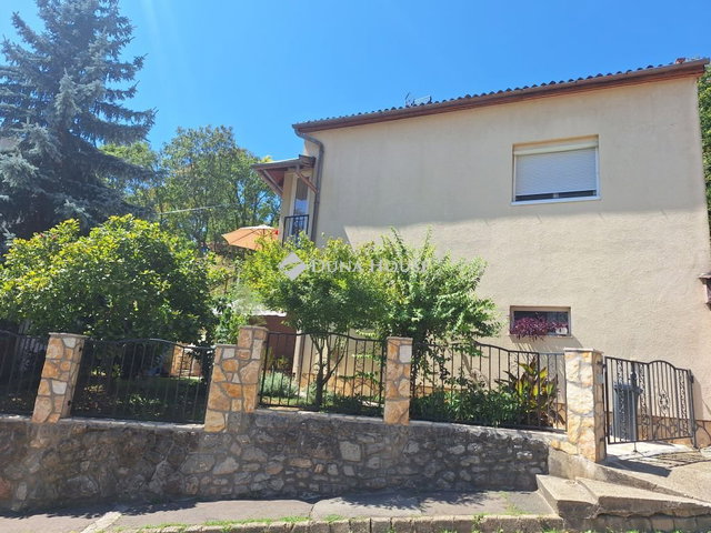 Eladó családi ház, Pécsett 125 M Ft, 3 szobás