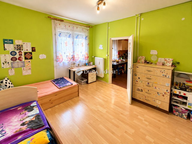 Eladó panellakás, Pécsett 47.9 M Ft, 3 szobás