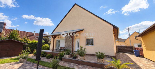 Eladó családi ház, Pécsett, Kis utcában 119 M Ft, 4 szobás