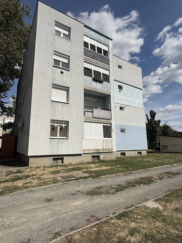 Eladó téglalakás, Dombóváron 28 M Ft, 2 szobás