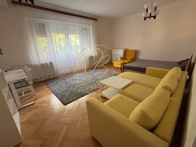 Eladó téglalakás, Pécsett, Papnövelde utcában 85 M Ft