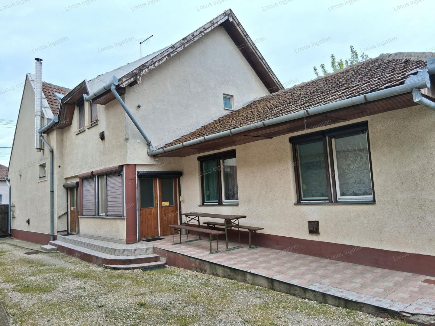 240m² · 41.900.000 ft