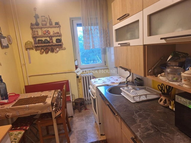 Eladó téglalakás, Tatabányán 32 M Ft, 1 szobás