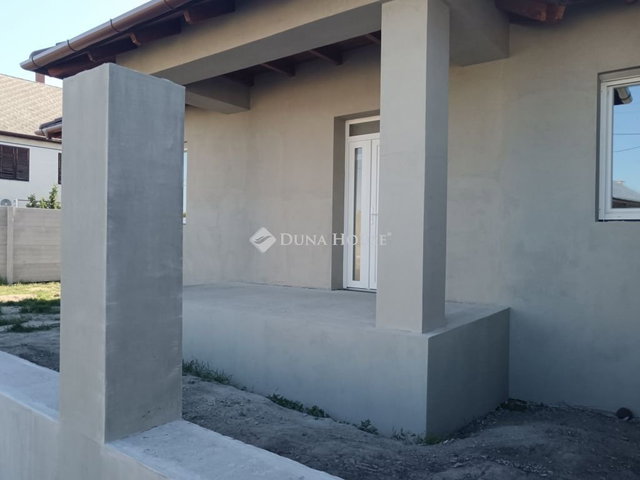 Eladó ikerház, Abonyban 81.5 M Ft, 3 szobás