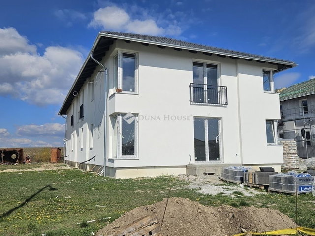 Eladó téglalakás, Mendén 79.9 M Ft, 4 szobás