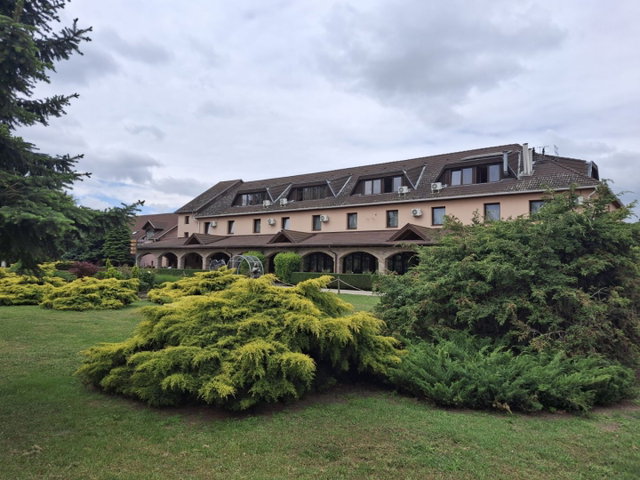 Eladó hotel, Tápiószentmártonon 3500 M Ft / költözzbe.hu