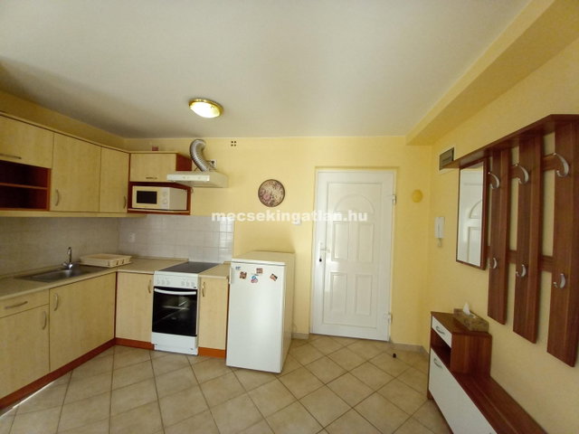 Kiadó téglalakás, albérlet, Pécsett 145 E Ft / hó, 1 szobás