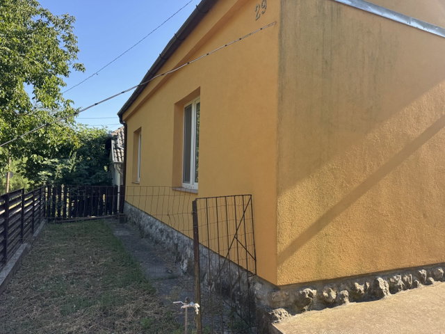 Eladó családi ház, Pécsett 39.7 M Ft, 2 szobás