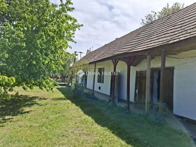 Eladó családi ház, Pázmándon 31.7 M Ft, 2 szobás