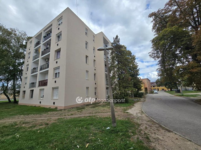 Eladó téglalakás, Pápán 33.9 M Ft, 2 szobás