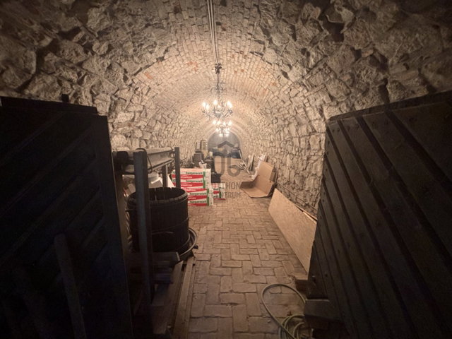 Eladó családi ház, Esztergomban 99.99 M Ft, 3 szobás