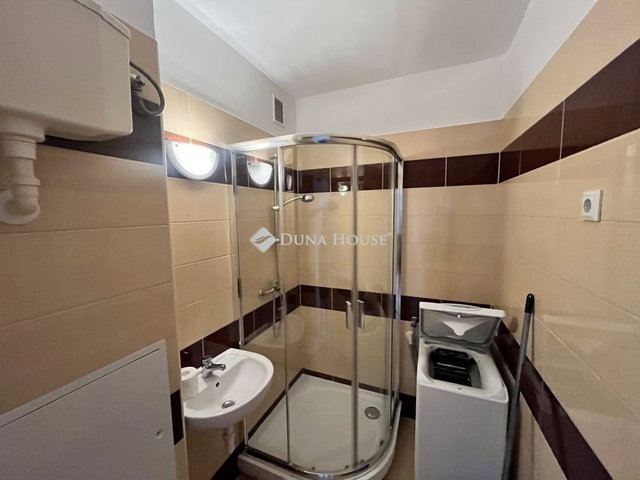 Eladó panellakás, Pécsett 43.9 M Ft, 2 szobás