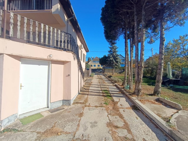 Eladó családi ház, Csömörön 190 M Ft, 8 szobás