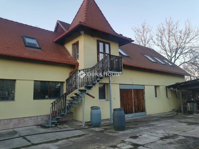 Eladó családi ház, Tatán 108 M Ft, 3 szobás