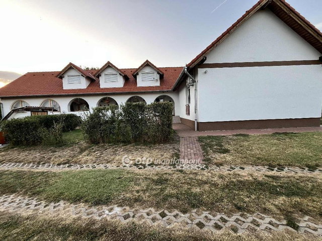 Eladó családi ház, Nagyvenyimen 149 M Ft, 7 szobás