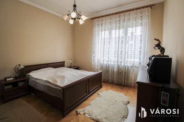Eladó családi ház, Szegeden 84.99 M Ft, 6 szobás