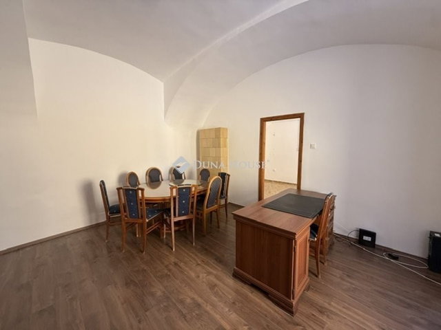 Eladó téglalakás, Pécsett 59.9 M Ft, 1 szobás