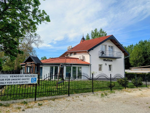 Eladó nyaraló, Gyenesdiáson 135 M Ft, 9 szobás